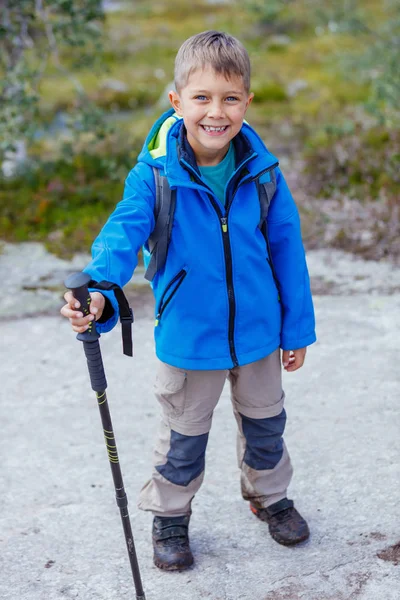 Jongen van het wandelen in de bergen — Stockfoto