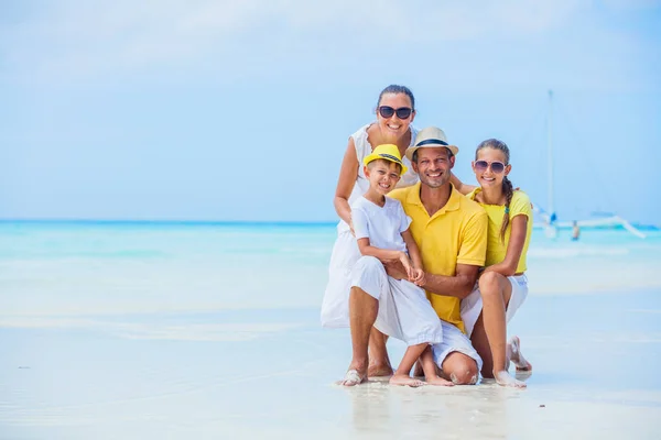 Familie am tropischen Strand — Stockfoto