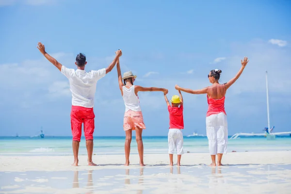 Familjen på tropical beach — Stockfoto