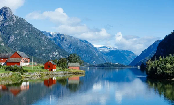 Типичные красные рыболовные домики. Норвегия — стоковое фото