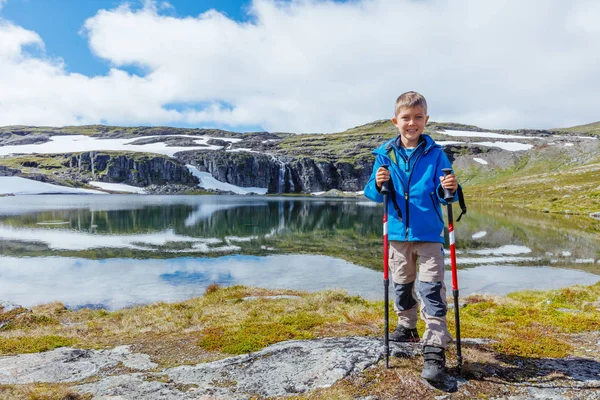 Vandring pojke i bergen — Stockfoto