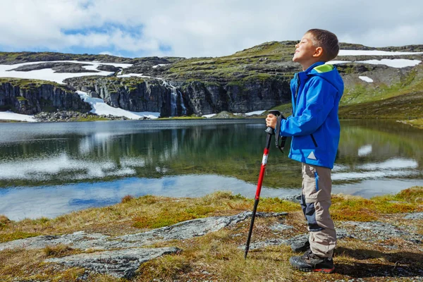 Jongen van het wandelen in de bergen — Stockfoto