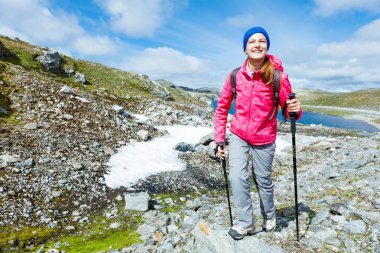 Dağlarda yürüyüş kız