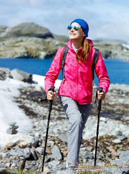Dziewczyna piesze wycieczki w góry — Zdjęcie stockowe