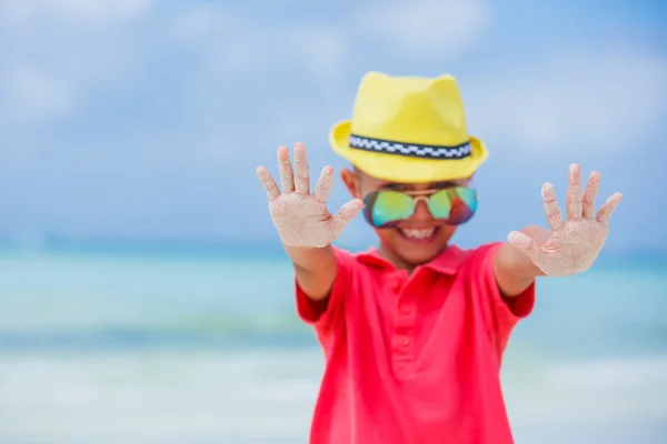 Junge mit Brille und Hut, Strand am Meer — Stockfoto