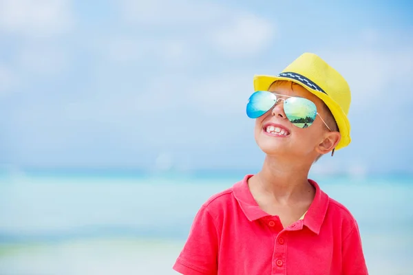 Garçon en lunettes et chapeau, plage de la mer — Photo
