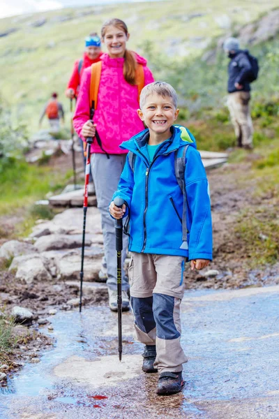 Jongen van het wandelen in de bergen — Stockfoto