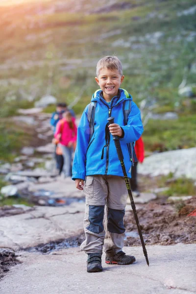 Jongen van het wandelen in de bergen — Stockfoto