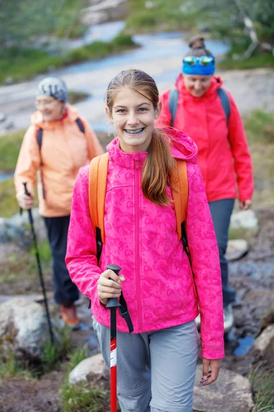 Caminhada menina nas montanhas — Fotografia de Stock