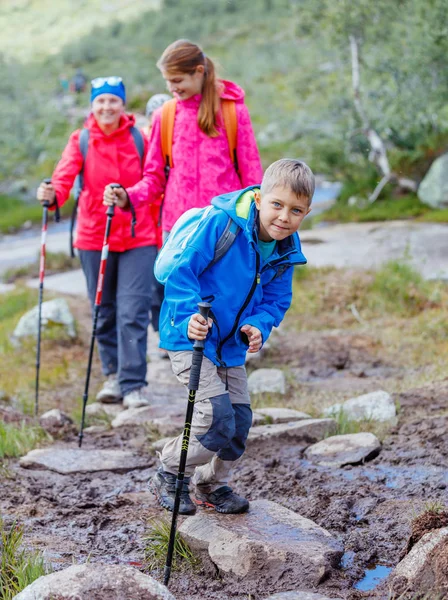 Jongen van het wandelen in de bergen — Stockfoto