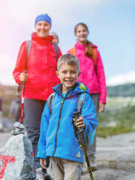Jongen van het wandelen in de bergen — Stockfoto