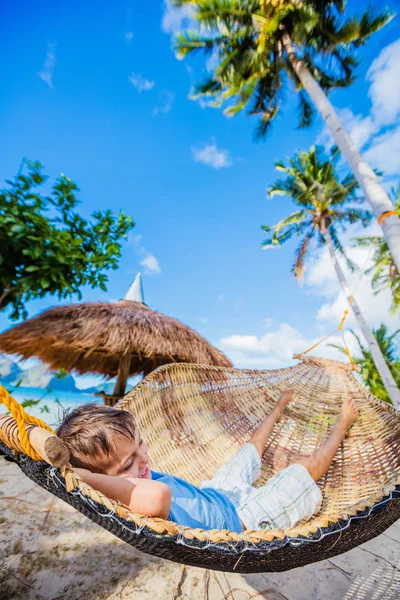 Jongen ontspannen op een strand. — Stockfoto