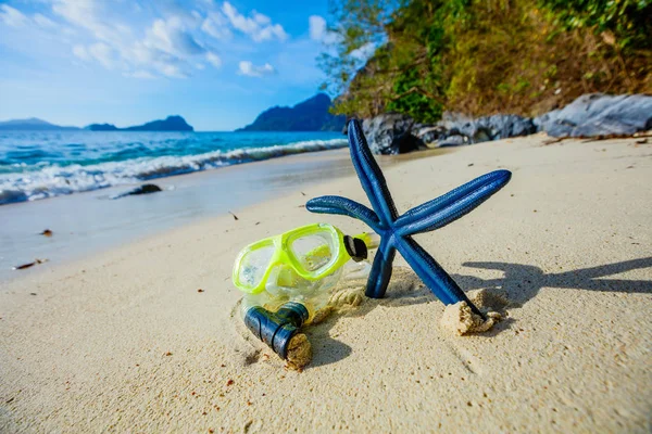 Scuba-uitrusting op het strand — Stockfoto