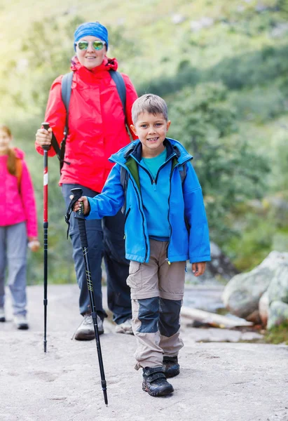 Jongen van het wandelen in de bergen — Stockfoto