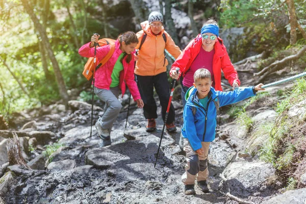 Wanderfamilie in den Bergen — Stockfoto