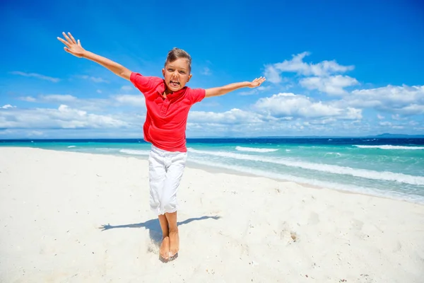 Мальчик на морском пляже — стоковое фото