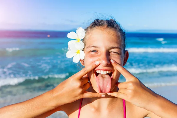 Flicka på stranden — Stockfoto