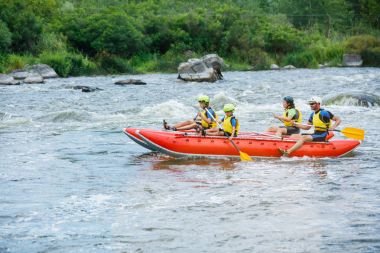Dört katamaran üzerinde mutlu aile