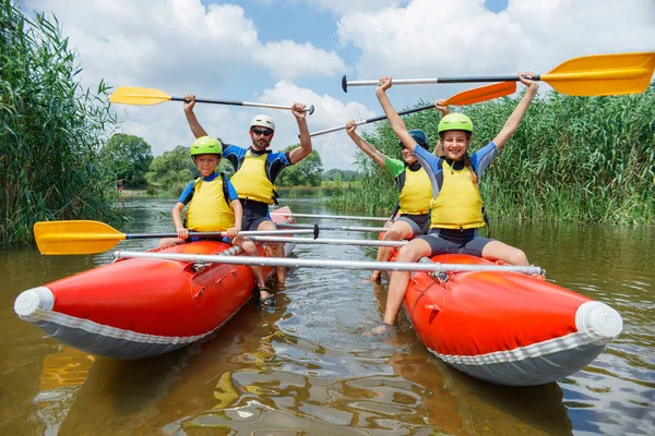 Gelukkig gezin van vier op de catamaran — Stockfoto