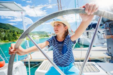 Küçük çocuk Kaptan gemide yat yaz yelken gezisi. Seyahat macera, çocuk ile ailecek tatile Yatçılık.