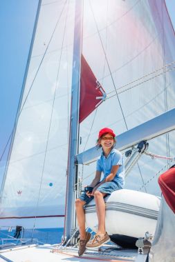 Küçük çocuk Kaptan gemide yat yaz yelken gezisi. Seyahat macera, çocuk ile ailecek tatile Yatçılık.