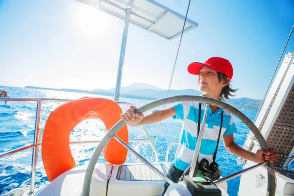 여름에 요트 항해의 보드에 작은 소년 캡틴 크루즈. 아이 함께 가족 휴가에 요트 여행 모험. — 스톡 사진