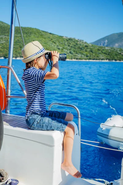 Мальчик-капитан на борту парусной яхты в летнем круизе. Путешествие, яхтинг с ребенком на семейном отдыхе . — стоковое фото