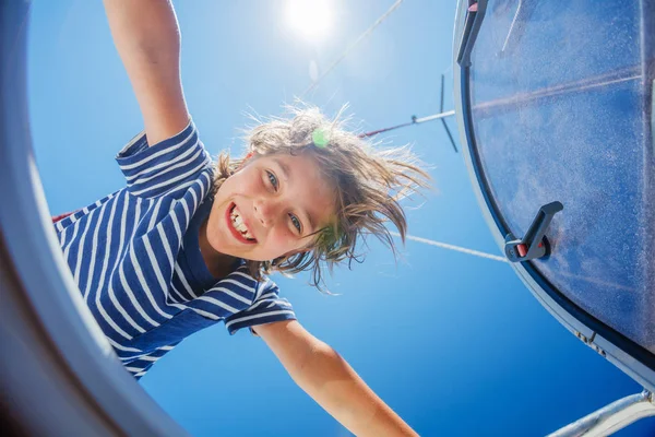 Ragazzino a bordo di yacht a vela in crociera estiva. Avventura di viaggio, yachting con bambino in vacanza in famiglia. — Foto Stock