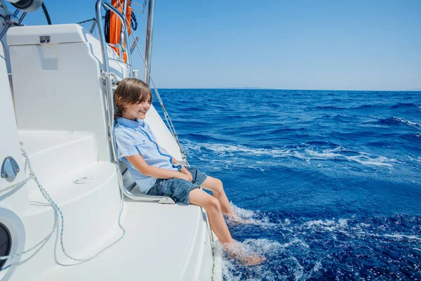 Liten pojke ombord på segelbåt på sommaren kryssning. Resor äventyr, Segling med barn på familjesemester. — Stockfoto