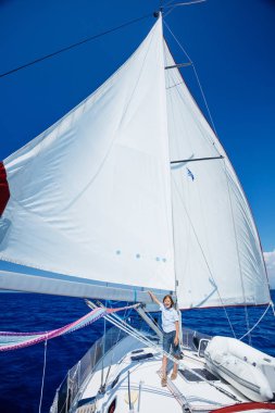 Küçük çocuk yaz gezisinde yelkenli yatında. Seyahat macerası, çocuğuyla yat gezisi..