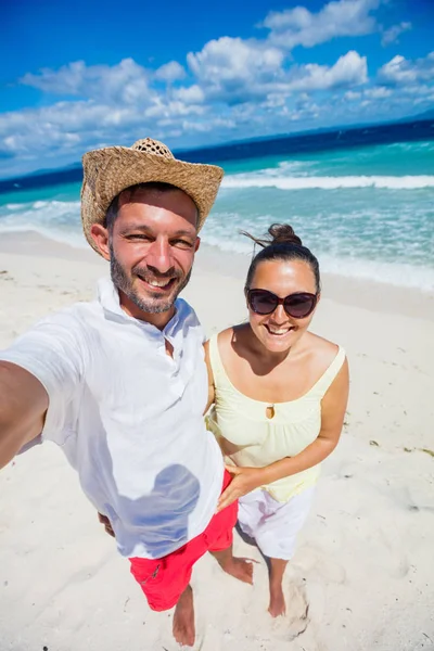 Casal em uma praia de areia branca — Fotografia de Stock