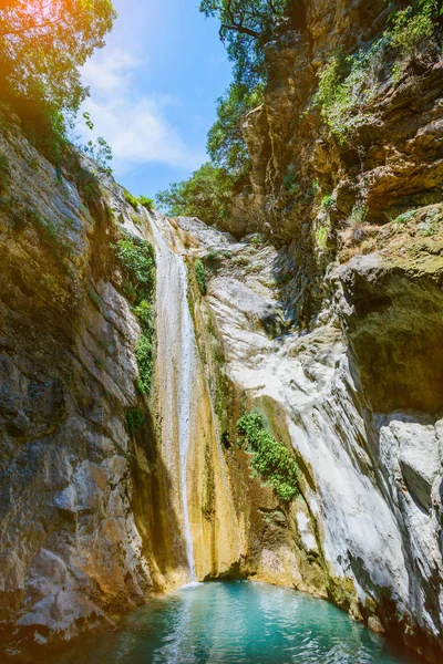 Schöner wasserfall bei nidri auf der insel lefkada in griechenland — Stockfoto