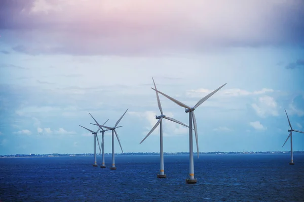 Skott av raden av flytande vindkraftverk — Stockfoto
