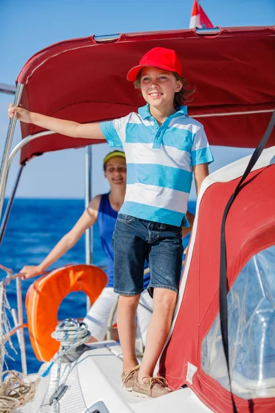 여름에 요트 항해의 보드에 그의 여동생과 함께 소년 캡틴 크루즈. 아이 함께 가족 휴가에 요트 여행 모험. — 스톡 사진