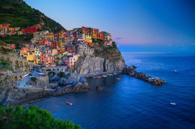 Manarola, Liguria, İtalya. Harika Manarola köyü. Sessiz gökyüzü ve gün batımı sırasında huzurlu deniz.