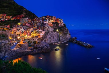 Manarola, Liguria, İtalya. Harika Manarola köyü. Sessiz gökyüzü ve gün batımı sırasında huzurlu deniz.