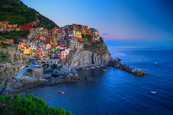 Manarola, Ligurien, Italien. Den underbara byn Manarola. Lugn himmel och lugnt hav, under solnedgången. — Stockfoto