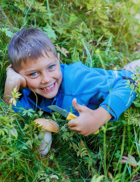 Jongen met wilde paddenstoelen gevonden in het bos — Stockfoto