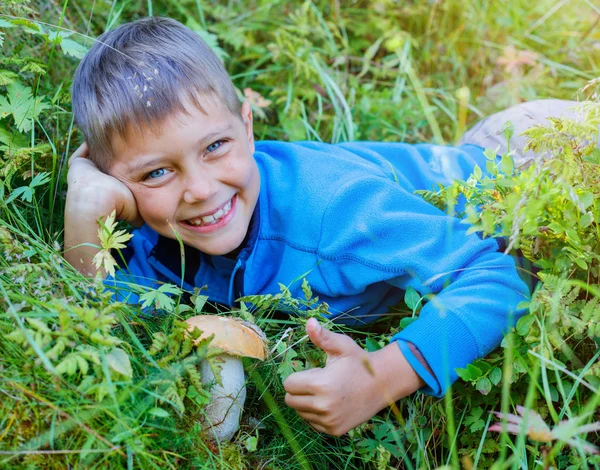 森で発見した野生のキノコを持つ少年 — ストック写真