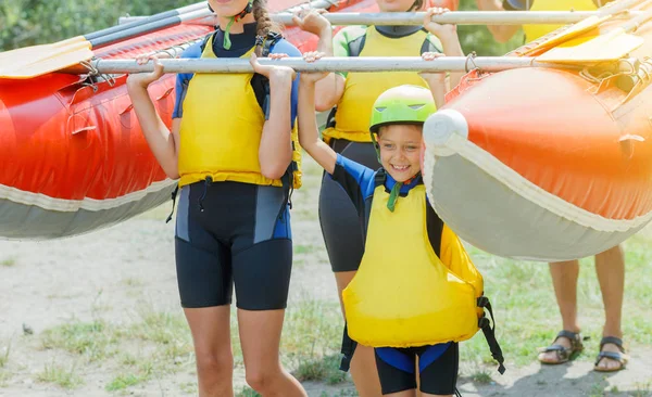 Søt gutt i hjelm og skuddsikker vest klar for rafting på katamaranen – stockfoto