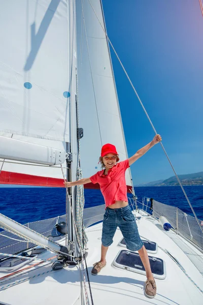 Küçük çocuk yaz gezisinde yelkenli yatında. Seyahat macerası, çocuğuyla yat gezisi..