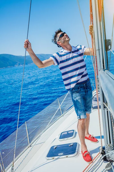 Genç adam yelkenli yat — Stok fotoğraf