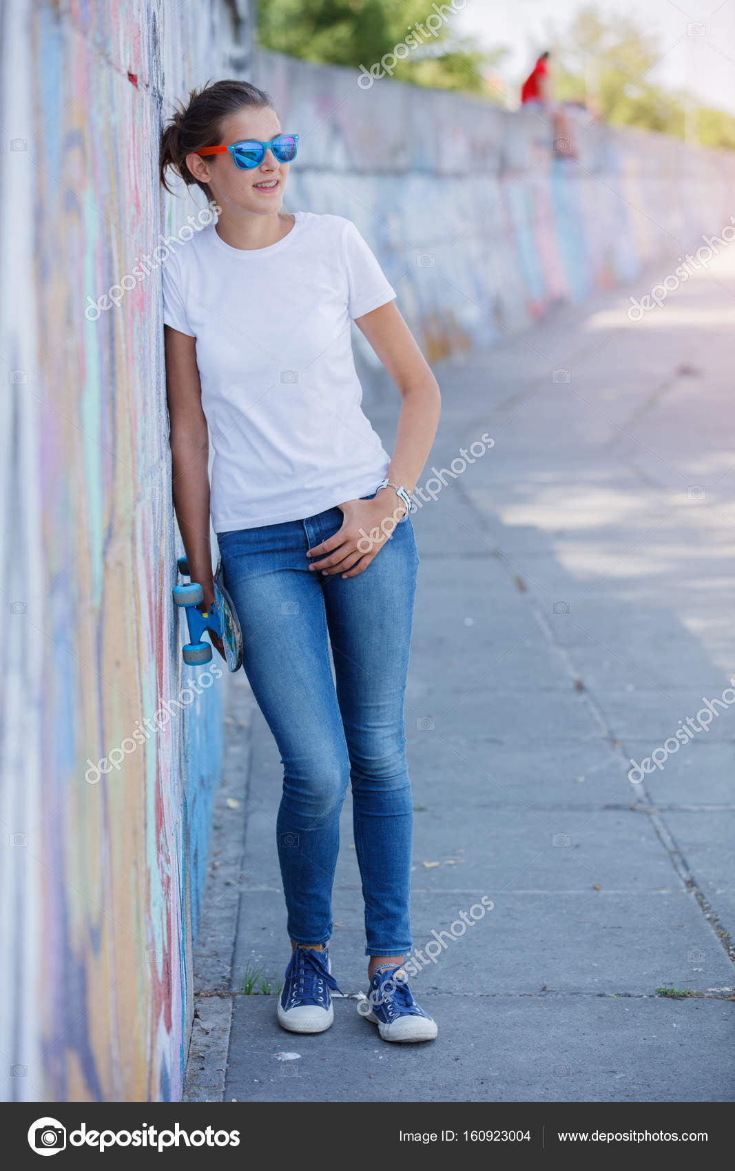 white t shirt jeans style