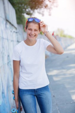 Boş beyaz t-shirt, kaba sokak duvara poz kot giyen kız