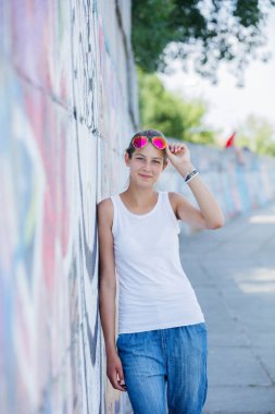 Boş beyaz t-shirt, kaba sokak duvara poz kot giyen kız