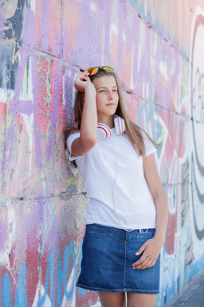 Boş beyaz t-shirt, kaba sokak duvara poz kot giyen kız