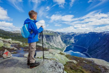 Ekipman dağlarda hiking ile sevimli çocuk