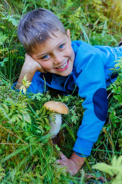 Çocuk ormanda bulunan yabani mantar ile — Stok fotoğraf