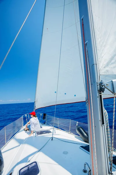 Kadın Yunanistan yatta yelken