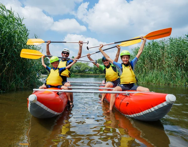 Gelukkig gezin van vier op de catamaran — Stockfoto